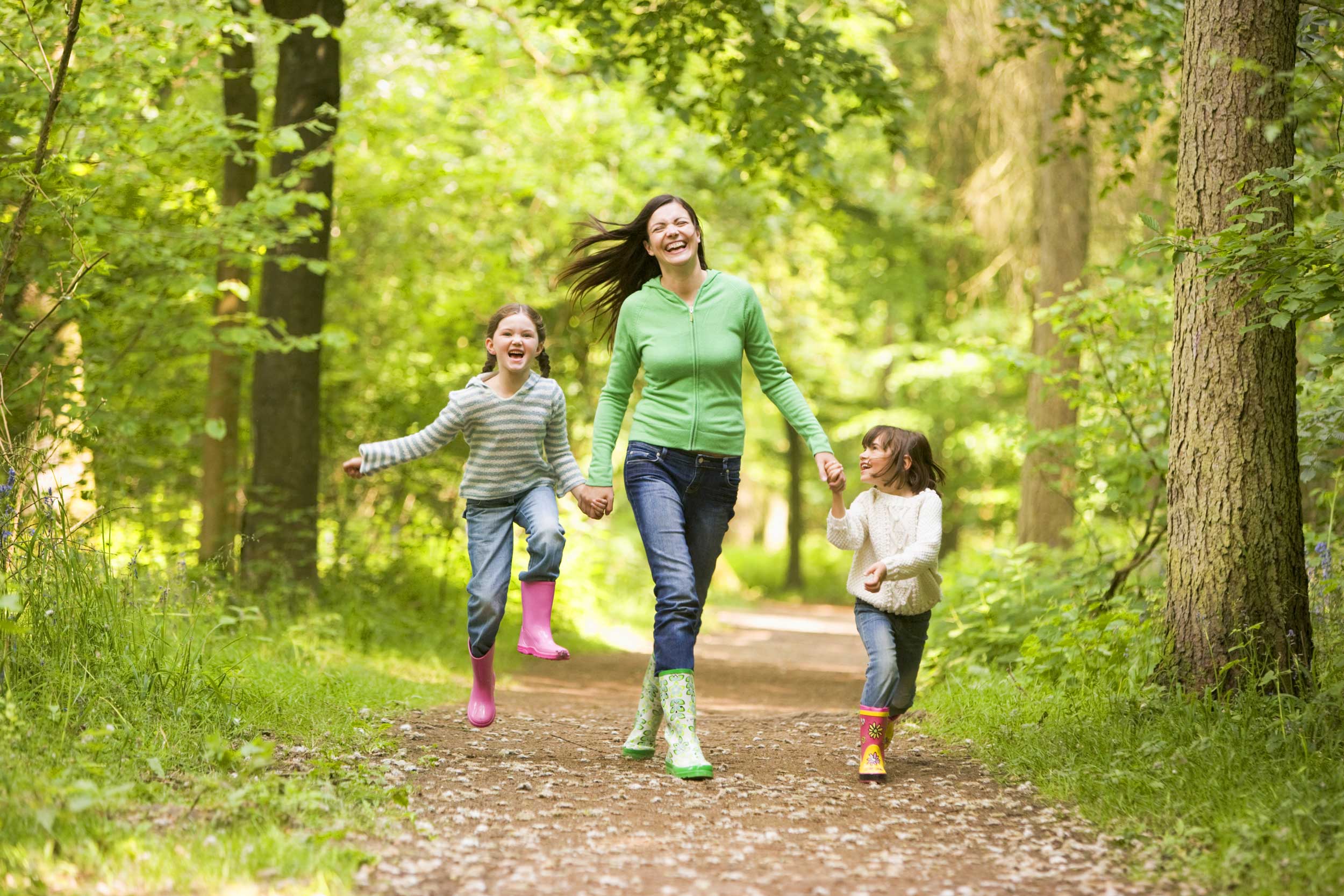 Familie beim Waldspaziergang