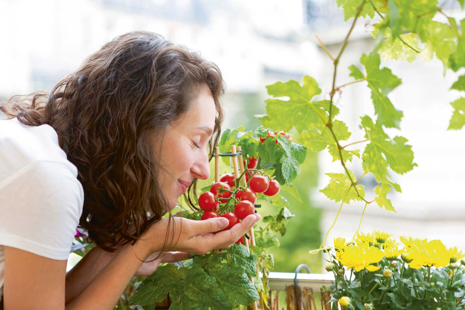 Frau riecht an Tomaten